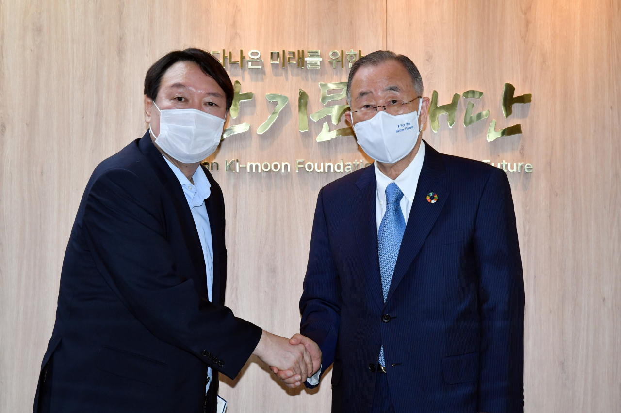 윤석열 전 검찰총장(왼쪽)이 15일 서울 종로구 경희궁길 반기문재단에서 반기문 전 UN 사무총장을 예방, 악수하고 있다. [연합]