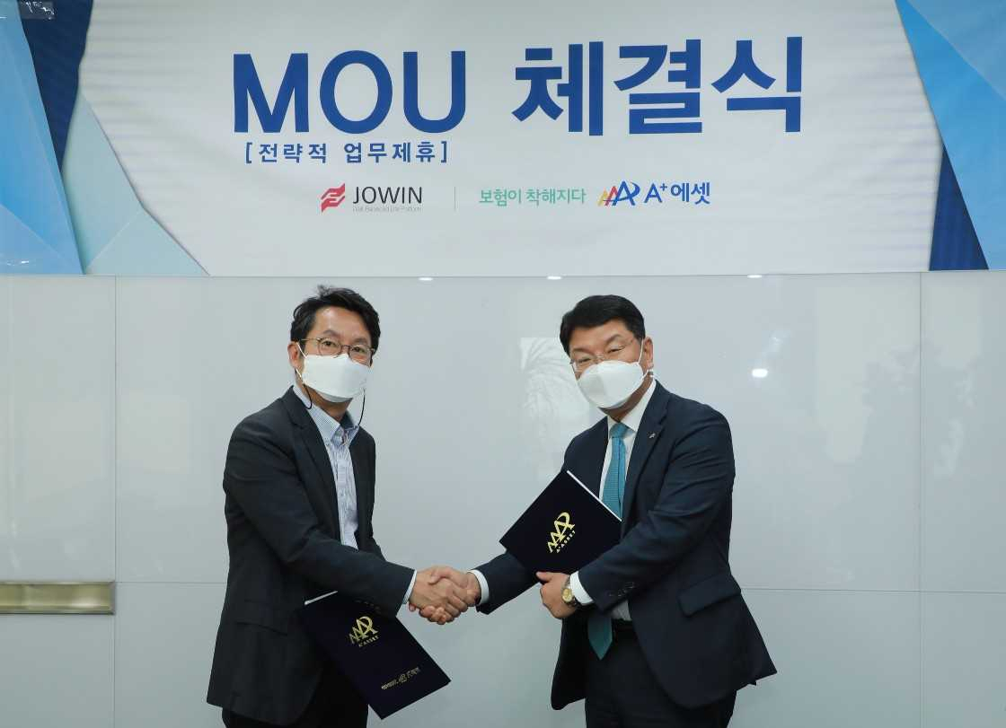 (왼쪽부터)차지운 조윈 대표와 서성식 ㈜에이플러스에셋 사장이 전략적 업무협약을 체결하고 있다. 양사는 협약을 바탕으로 건강기능식품과 보험을 연계한 상품을 출시한다.[조윈 제공]