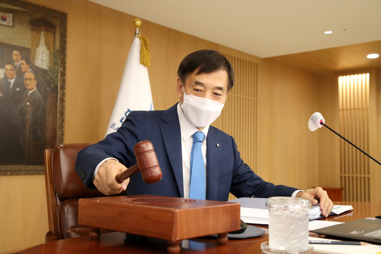 BOK Gov. Lee Ju-yeol chairs a monetary policy board meeting held at the central bank headquarters in Seoul on Thursday. (Yonhap)