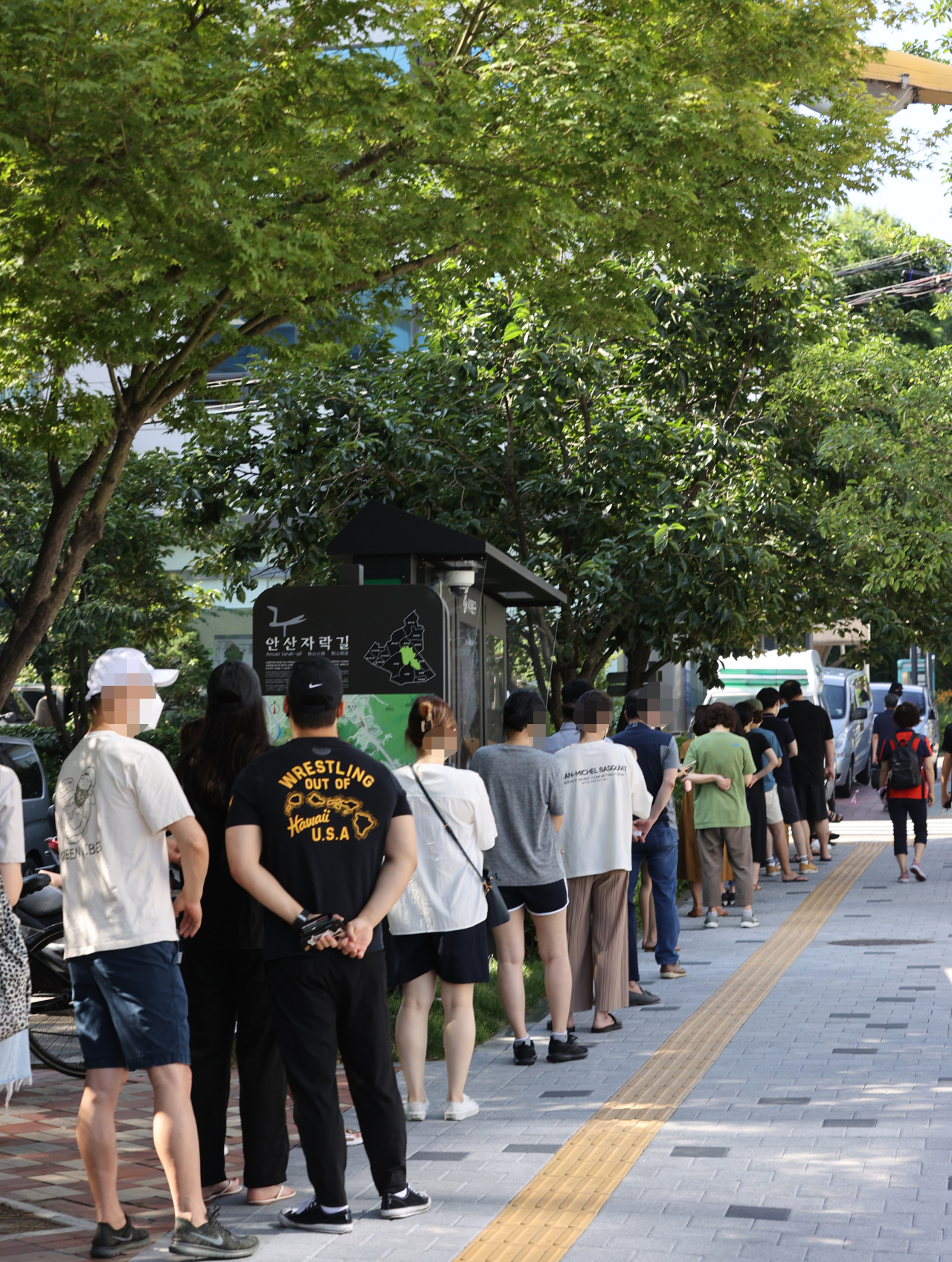 15일 오전 서울 서대문구보건소 선별진료소에서 시민들이 신종 코로나바이러스 감염증(코로나19) 선별 검사를 받기 위해 대기하고 있다. [연합]