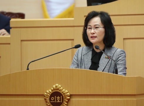 강정희 전남도의원이 5분발언을 통해 미래에셋그룹이 짓는 여수 경도 숙박형 레지던스 건축을 비판하고 있다.
