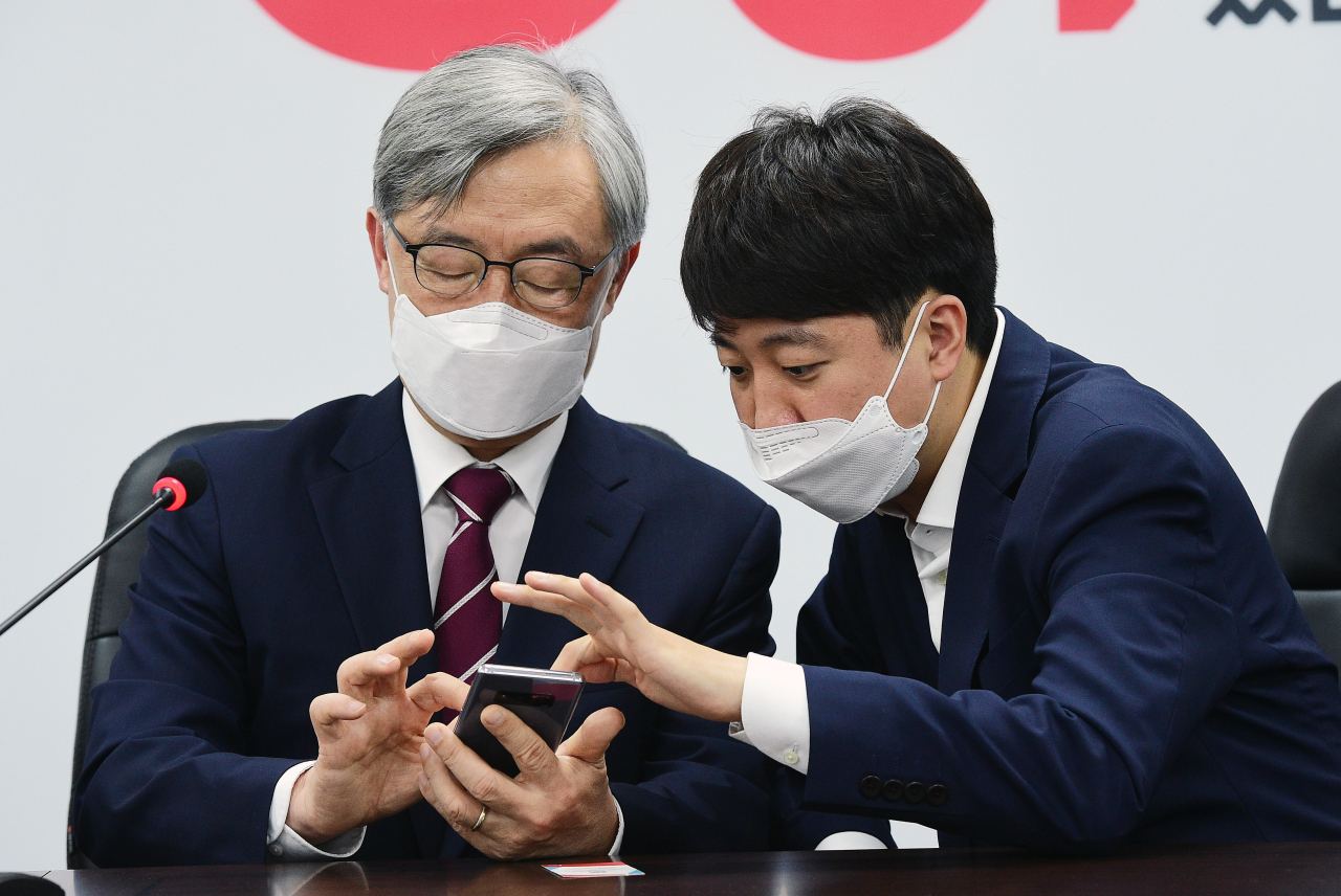 최재형 전 감사원장이 15일 서울 여의도 국민의힘 당사에서 이준석 대표의 도움을 받으며 모바일 입당원서를 작성하고 있다. [헤럴드경제=이상섭 기자]
