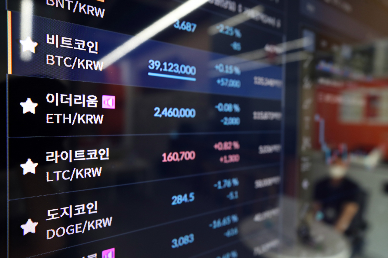 [사진=7월2일 오전 서울 강남구 빗썸 강남센터 모니터에 비트코인 등의 시세가 표시되고 있다. 연합]