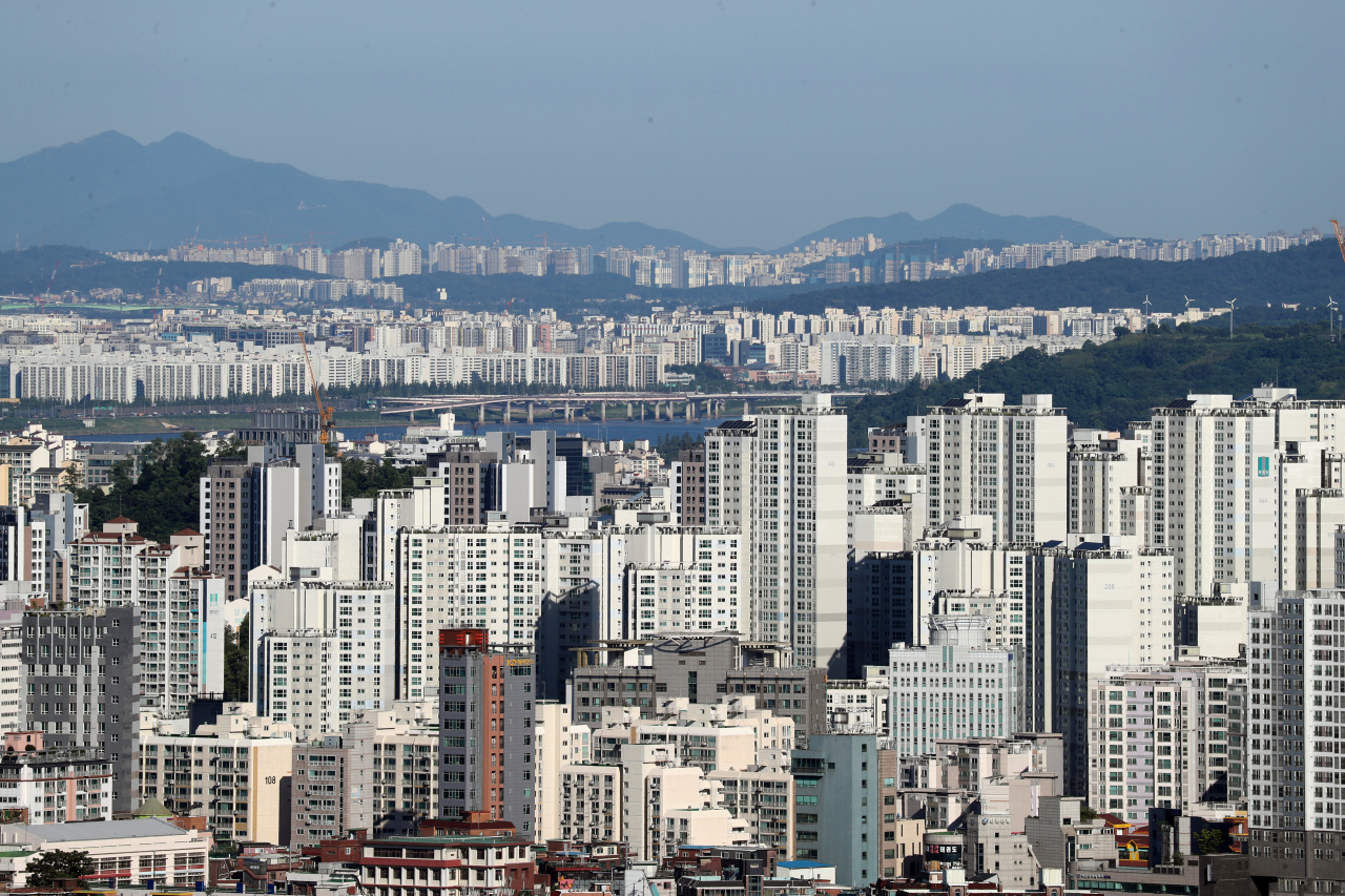 16일 서울 남산에서 바라본 용산(앞쪽부터)과 목동, 김포한강신도시. [연합]