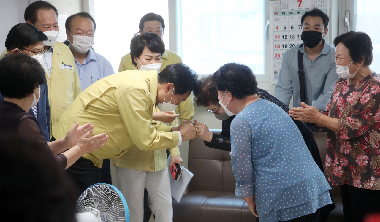 코로나19 확진자 급증 및 폭염상황이 지속되고 있는 15일 오후 오세훈 서울시장이 서울 마포구 합정경로당에서 열린 지역어르신과의 간담회에서 참석자들과 인사를 하고 있다. 연합뉴스