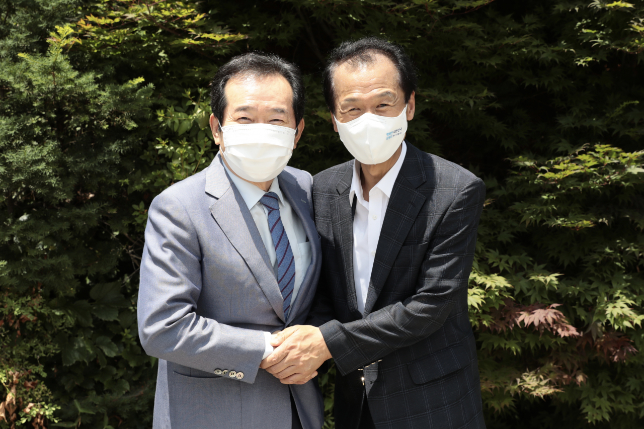 더불어민주당 대선 경선 후보인 정세균 전 국무총리가 15일 최문순 강원지사와 오찬 회동을 하기 전 기념사진을 촬영하고 있다. [사진=정세균 후보 캠프 제공]