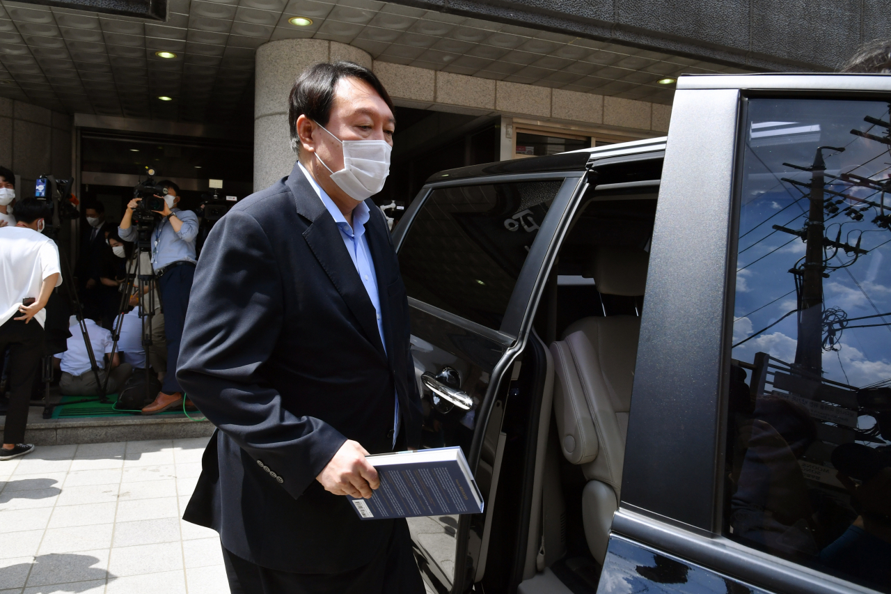 윤석열 전 검찰총장 캠프는 윤 전 총장의 부인 관련 의혹 취재 과정에서 경찰을 사칭한 MBC 취재진을 경찰에 고발했다. 사진은 윤 전 총장이 15일 서울 종로구 경희궁길 반기문재단에서 반기문 전 UN 사무총장 예방을 마치고 차량에 오르는 모습 [연합]