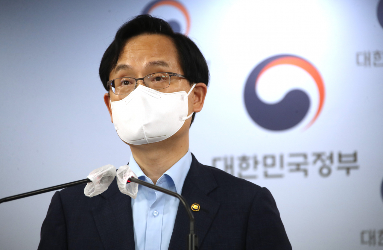 강성천 중소벤처기업부 차관이 15일 오후 정부서울청사 브리핑실에서 소상공인 지원방안 관련 긴급 브리핑을 하고 있다. [연합뉴스]