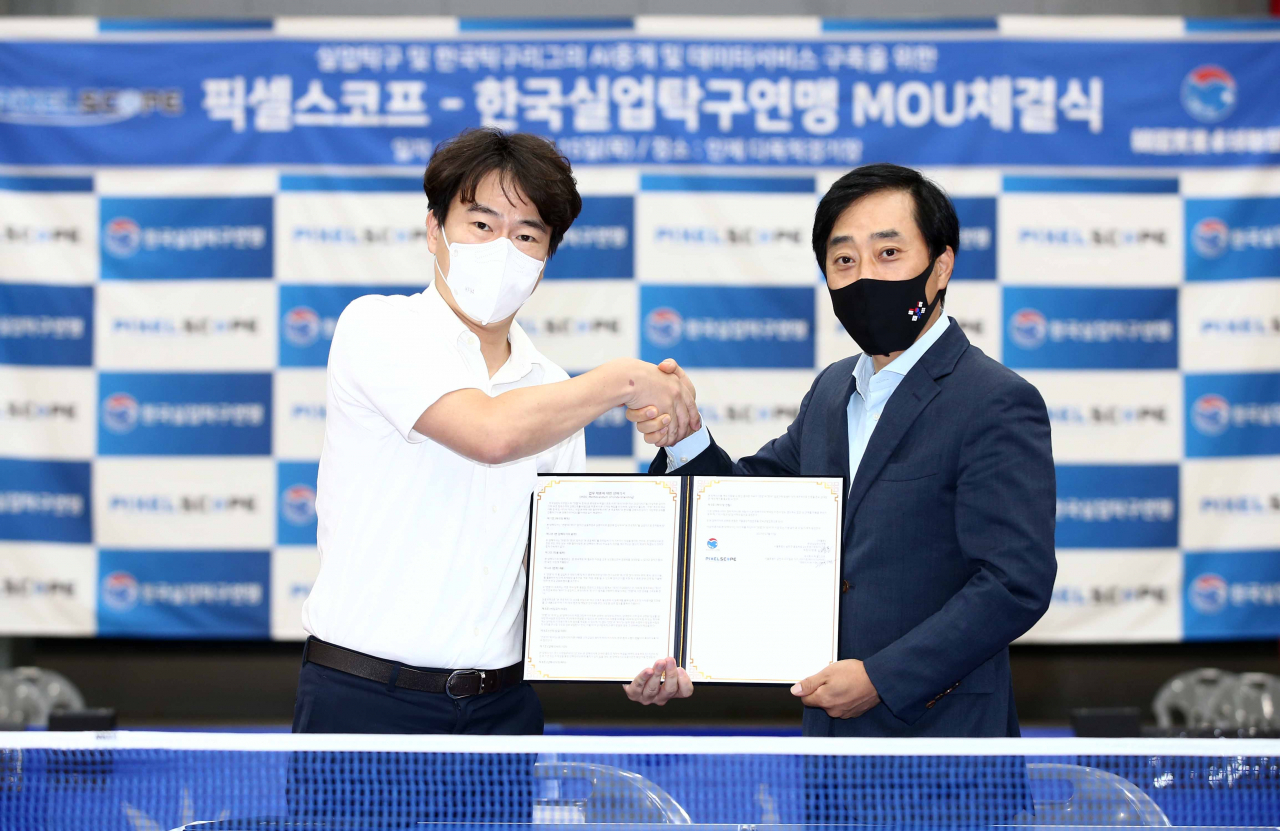 한국실업탁구연맹 유남규 부회장(오른쪽)과 픽셀스코프의 권기환 대표가 15일 업무협약을 체결한 후 악수하고 있다. [사진=월간탁구 안성호 기자]