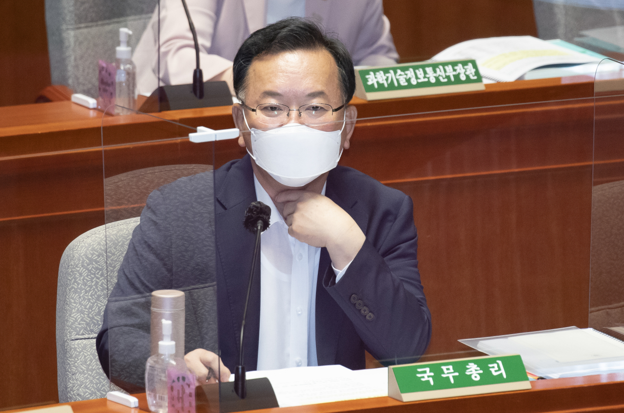 김부겸 국무총리가 15일 오전 서울 여의도 국회에서 열린 예산결산특별위원회 전체회의에서 의원 질의를 듣고 있다. [헤럴드경제=이상섭 기자]