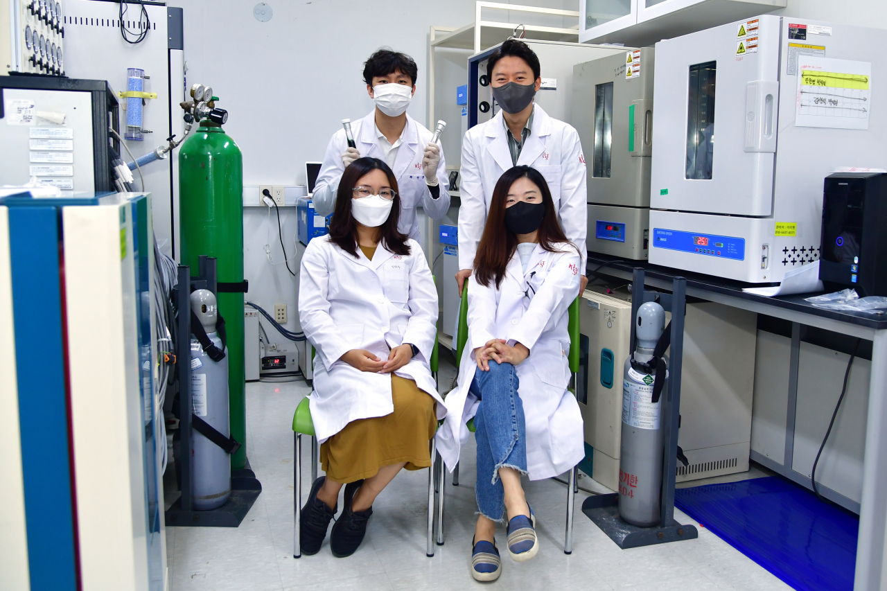 KIST 청정신기술연구본부 연구팀. 좌측 상단부터 최진관 학생연구원, 홍지현 선임연구원, 정향수 선임연구원, 이민아 선임연구원.[KIST 제공]