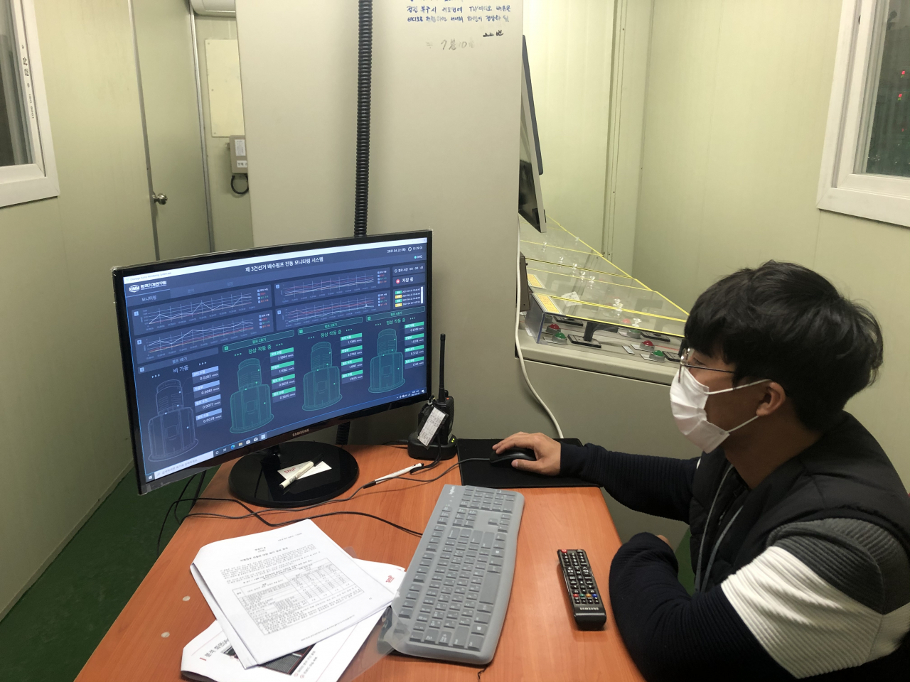 해군 정비창에서 AI 기반 예측진단 장비로 확보한 데이터를 바탕으로 상태를 모니터링하고 있다.[한국기계연구원 제공]