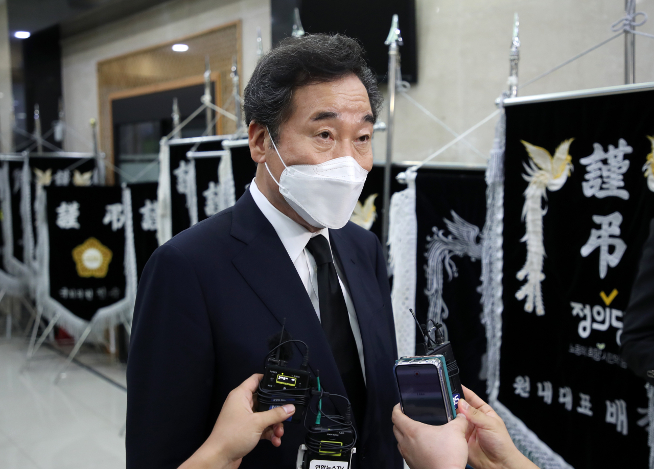 이낙연 더불어민주당 대선 예비후보가 14일 밤 김경수 경남도지사의 장인 빈소가 마련된 전남 목포시 산정동 봉황장례문화원을 찾아 조문한 뒤 취재진의 질문에 답하고 있다. [연합]