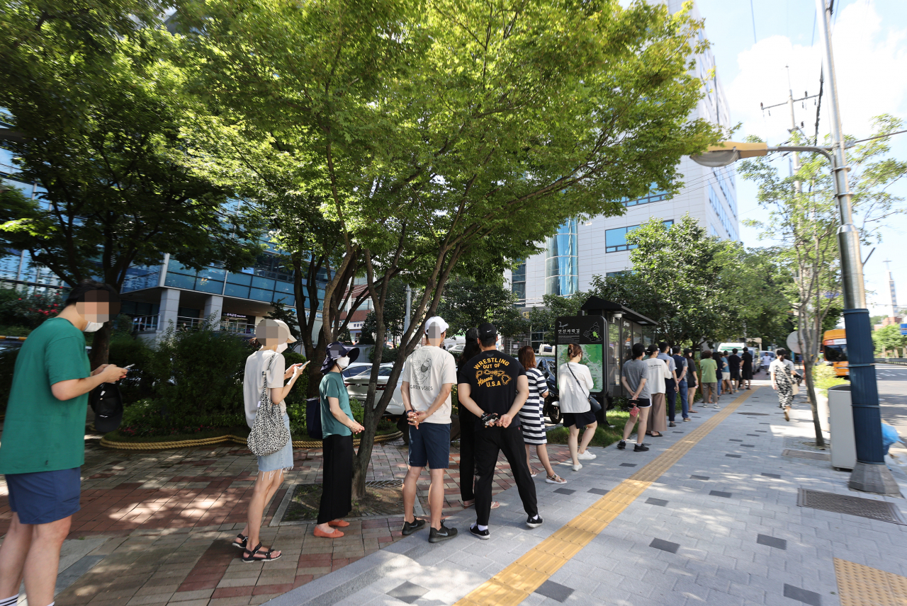 15일 오전 서울 서대문구보건소 선별진료소에서 시민들이 신종 코로나바이러스 감염증(코로나19) 선별 검사를 받기 위해 대기하고 있다. 연합뉴스