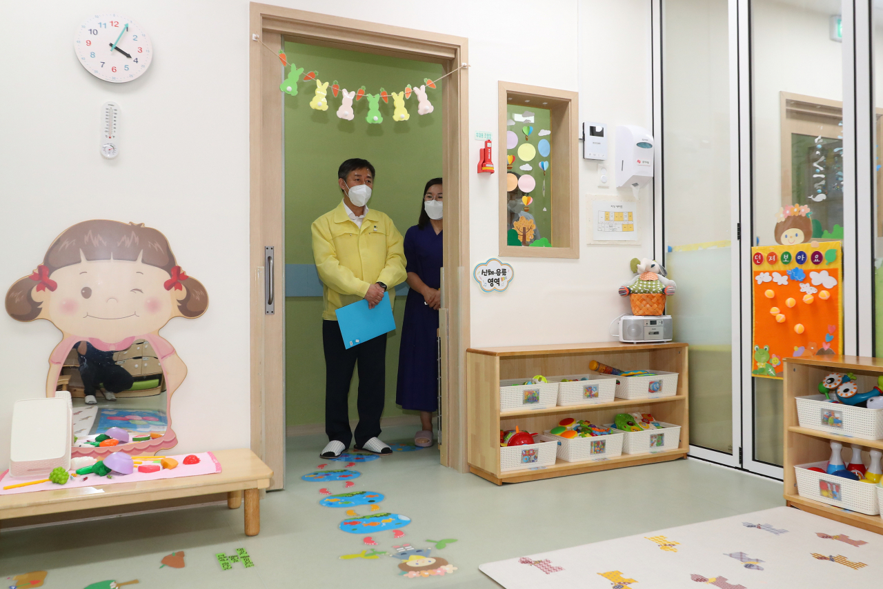 양성일 보건복지부 1차관이 15일 서울시 한 어린이집을 방문해 코로나19 방역 현장 점검을 하고 있다. [보건복지부 제공. 재판매 및 DB 금지] 연합뉴스