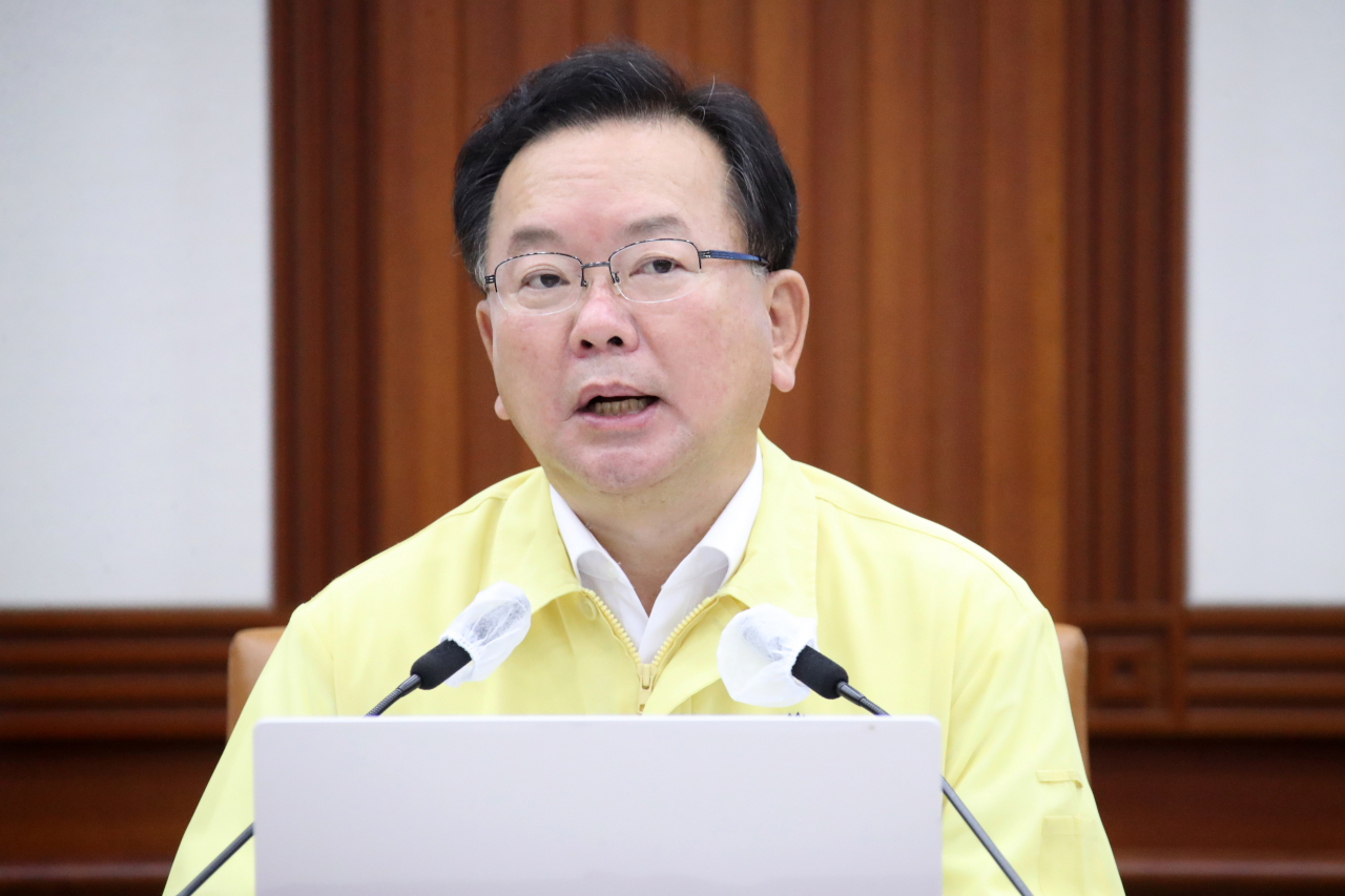 김부겸 국무총리가 16일 정부서울청사에서 열린 코로나19 대응 중앙재난안전대책본부 회의를 주재하고 있다. [연합]