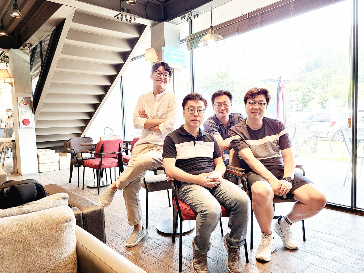 (앞줄 왼쪽부터 시계반대 방향으로) 김영혁 대표이사, 김성탁, 김정규, 박알찬) [한국부동산원 제공]