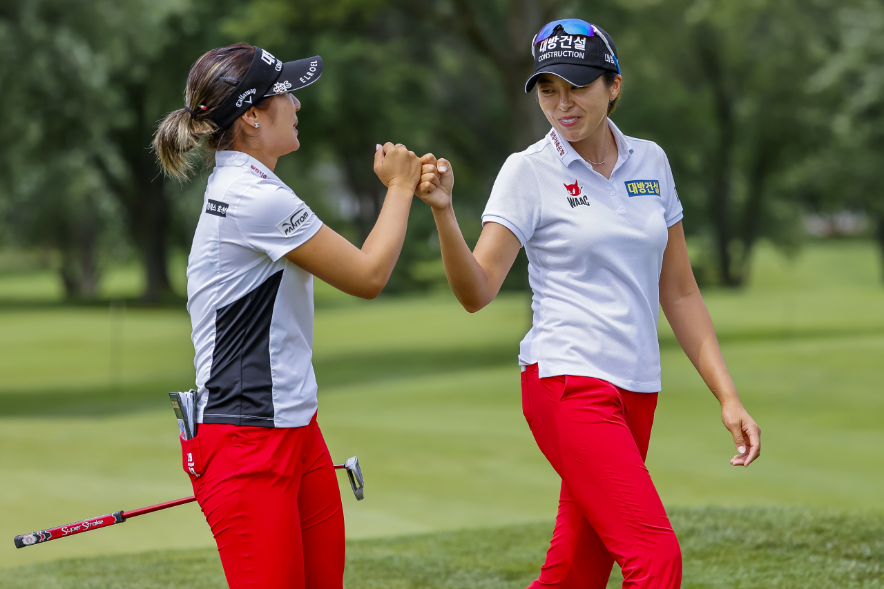 허미정(오른쪽)과 이정은이 16일(한국시간) LPGA 투어 다우 인비테이셔널 2라운드 12번홀서 주먹을 부딪히고 있다. [EPA]