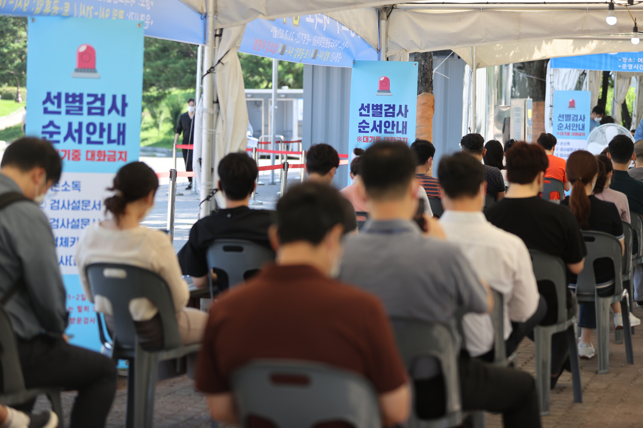 16일 서울 여의도 공원에 마련된 영등포구 임시 선별검사소에서 금융사 직원을 비롯한 시민들이 코로나19 검사를 위해 대기하고 있다. [연합]