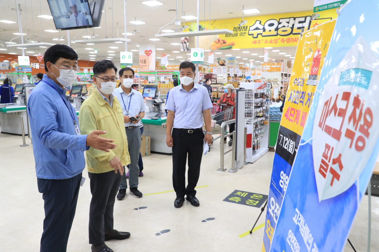 김현수(왼쪽 두번째) 농림축산식품부 장관이 16일 오전 서울 양재 농산물종합유통센터에 방문해 방역 대응 상황을 점검하고 있다. [농림축산식품부 제공]