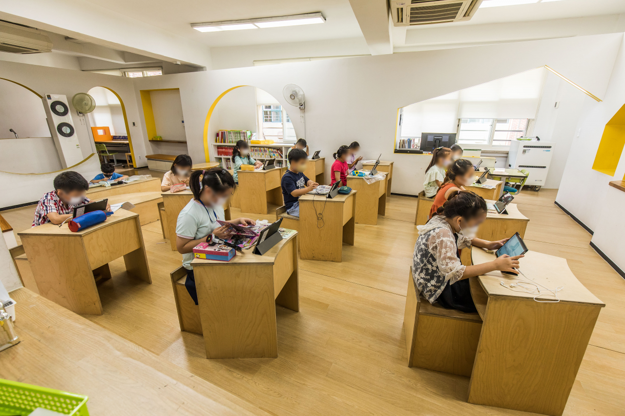 지난해 서울 성동구 무학초등학교 긴급돌봄교실에서 2학년 학생들이 온라인 수업을 진행하고 있는 모습. [연합]