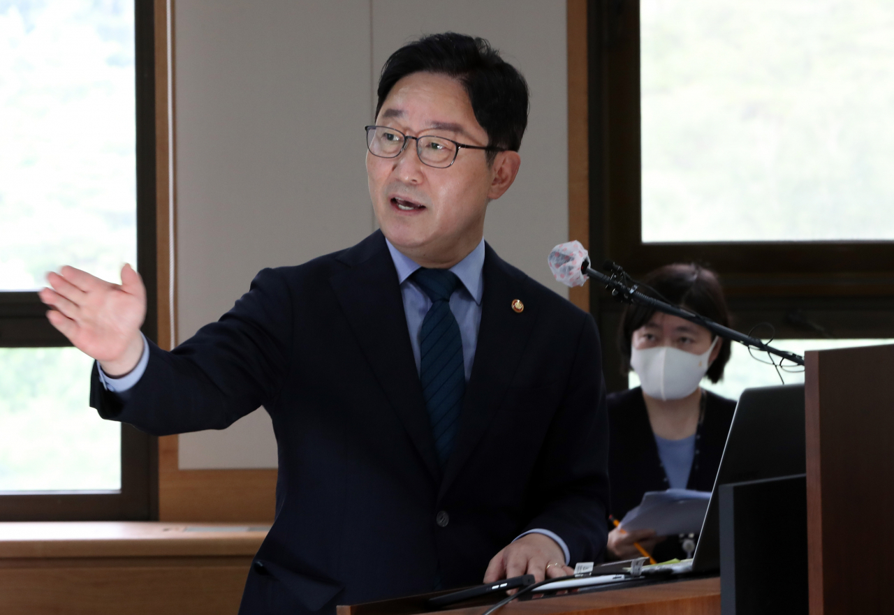 박범계 법무부 장관이 14일 경기도 과천 법무부 청사에서 피의사실 공표 방지 방안 등을 포함한 검찰 수사관행 개선방안을 발표하고 있다. [연합]