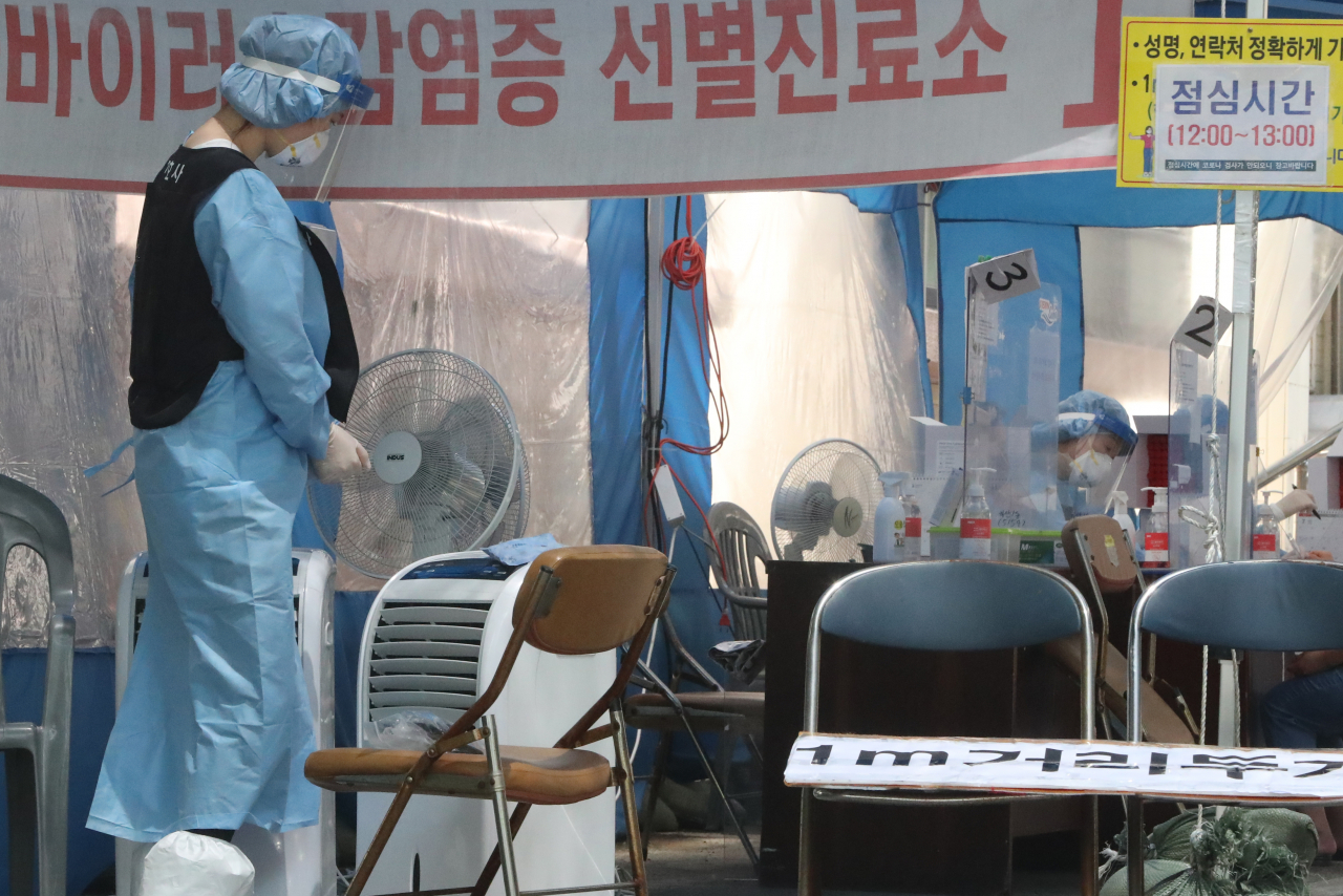 부산 사하구보건소 선별진료소에서 의료진이 냉방기 바람을 쐬고 있다. [연합]
