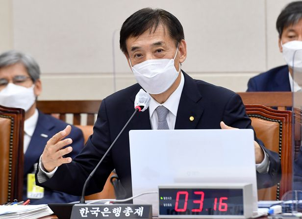 이주열 한국은행 총재가 국회 기획재정위원회에 출석, 질의에 답변하고 있다. [연합]