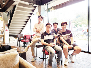 앞줄 왼쪽부터 시계반대 방향으로 김영혁 대표이사, 김성탁, 김정규, 박알찬. [한국부동산원 제공]