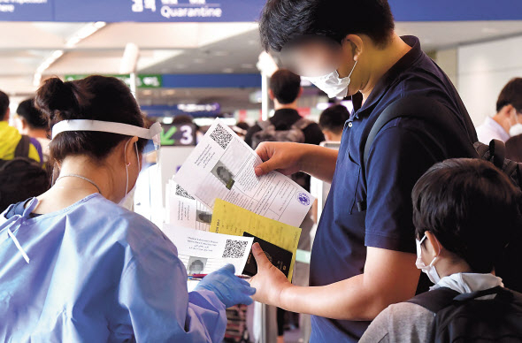 15일 오후 인천공항 CIQ(세관·출입국·검역)에서 아부다비 입국민들이 코로나19 PCR(유전자 증폭) 검사 음성 확인서를 지참하고 입국심사를 기다리고 있다. [연합]