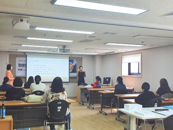 여성장애인들이 바리스타 양성 과정을 듣고 있다. [장애여성인력개발센터 제공]