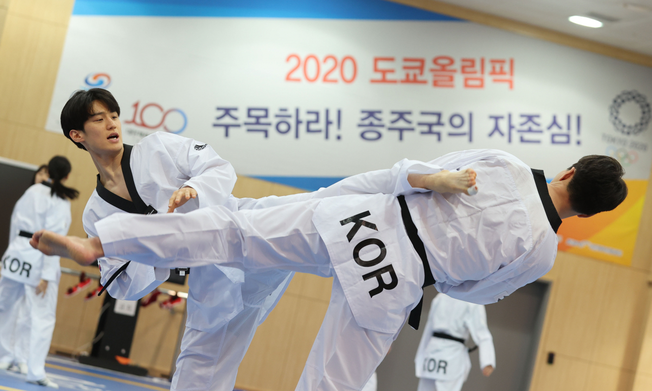사진은 도쿄올림픽 개막을 100일여 앞둔 4월 14일 진천국가대표선수촌에서 태권도 국가대표 이대훈이 훈련 하는 모습. [연합]