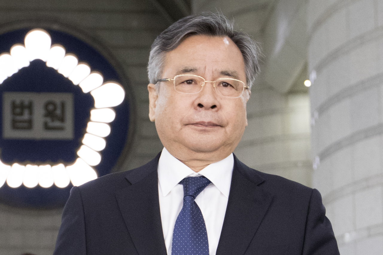 국민권익위원회는 16일 ‘박근혜 국정농단 사건’을 수사한 박영수 전 특검과 관련해 특검이 청탁금지법상 ‘공직자 등’에 해당한다는 유권해석을 내렸다. 박 전 특검은 지난 7일 포르쉐 렌터카 의혹으로 사의를 표명했다. [연합]