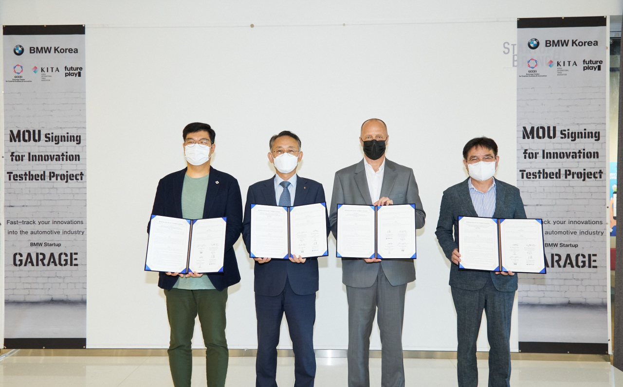 BMW그룹코리아가 한국무역협회, 경기창조경제혁신센터, 퓨쳐플레이와 함께 국내 스타트업 발굴에 나선다. 왼쪽부터 퓨쳐플레이 류중희 대표, 무역협회 신승관 전무, BMW 그룹 코리아 디터 스트로블 R&D 총괄, 경기창조경제혁신센터 신현삼 센터장