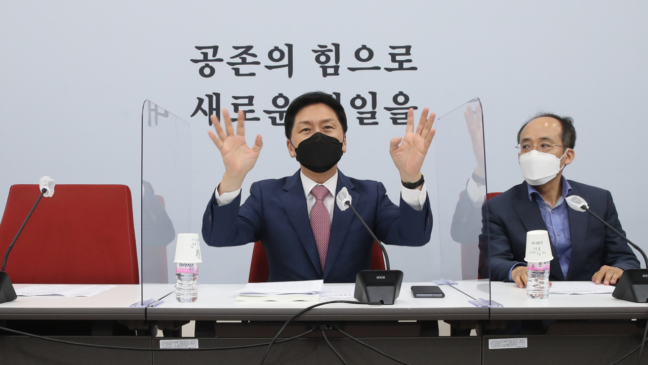 김기현 국민의힘 원내대표가 16일 오전 국회에서 열린 화상 원내대책회의에서 화상으로 참석한 의원들과 인사하고 있다. [이상섭 기자/babtong@heraldcorp.com]