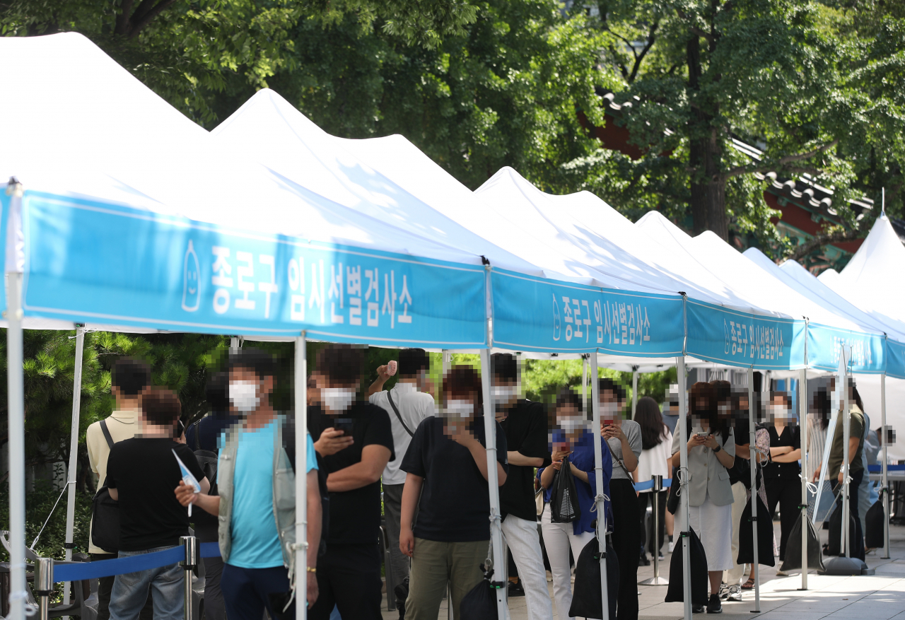 국내 코로나19 '4차 대유행'이 지속 중인 가운데 신규 확진자 수가 1500명대를 기록한 16일 서울 탑골공원 앞에 설치된 임시 선별검사소에서 시민들이 대기하고 있다. [연합]