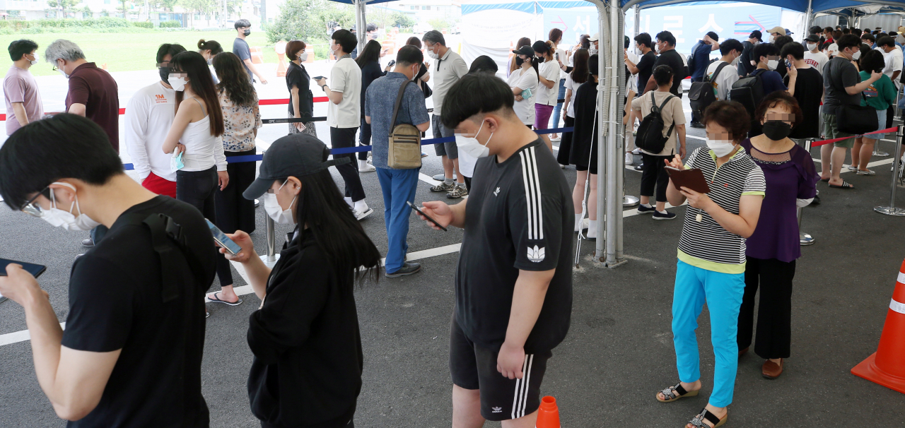 수도권발 코로나19가 전국으로 확산하는 가운데 16일 강원 강릉시 보건소 선별 진료소 앞에서 시민들이 검사를 받기 위해 기다리고 있다. 강릉에서는 '풍선 효과'로 최근 20대 확진자가 급속도로 증가하고 있다. 연합뉴스