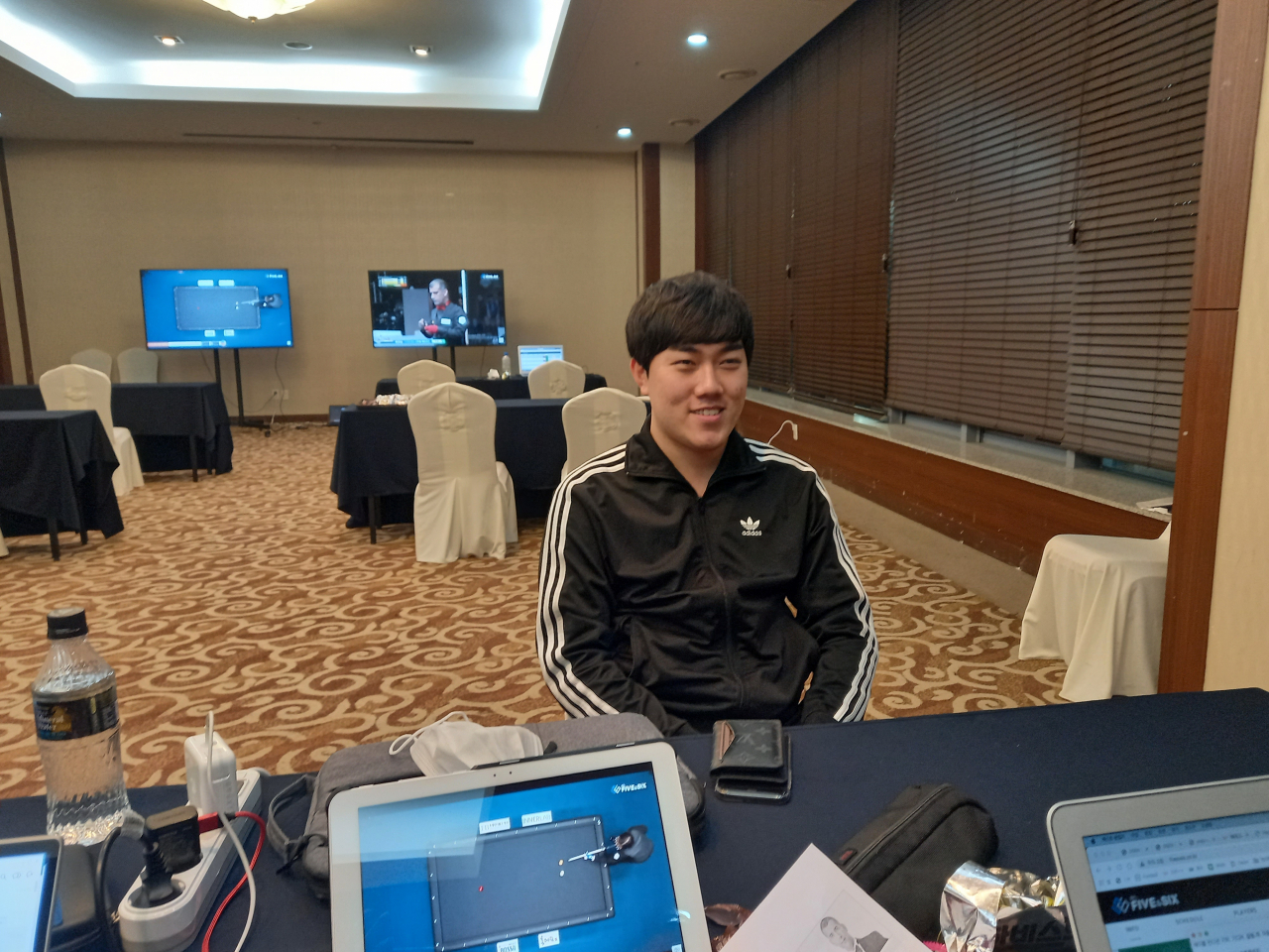 김준태가 경기 후 사복으로 갈아입고 찾은 프레스룸에서 기자들과 인터뷰 하고 있다. 조용직 기자