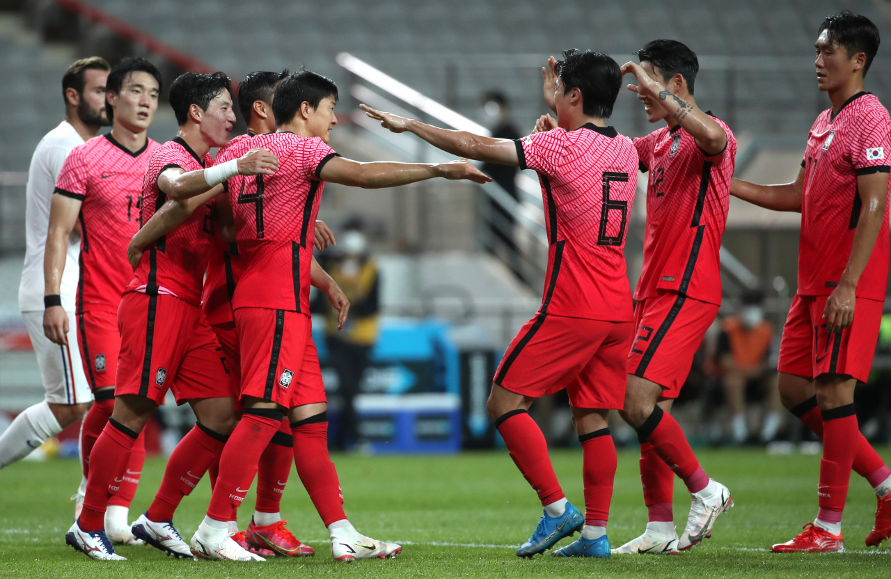 권창훈이 16일 서울월드컵경기장에서 열린 프랑스의 평가전서 페널티킥 득점 후 동료들의 축하를 받고 있다. [연합]