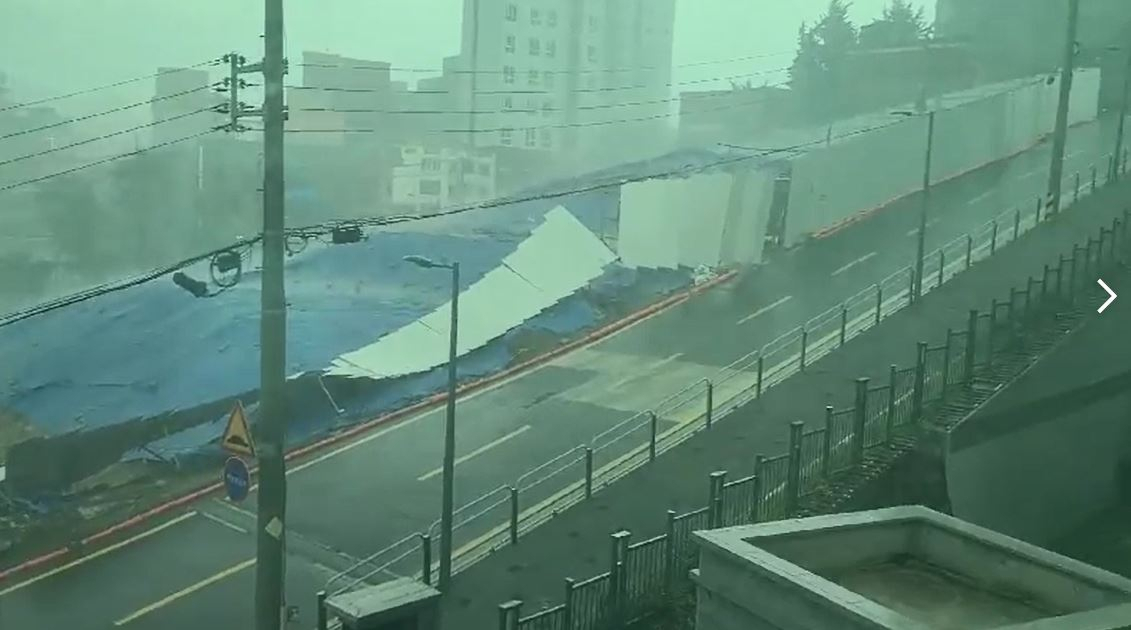 서울 곳곳에 돌풍을 동반한 많은 비가 내린 16일 오후 서울 은평구 신사동의 한 공사장 펜스가 바람에 쓰러져 있다. [연합]