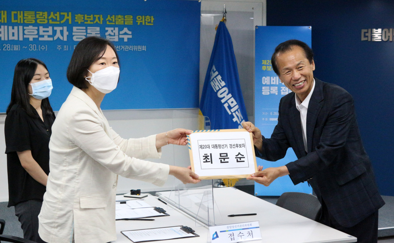 최문순 강원도지사가 지난 6월 28일 오전 더불어민주당 당사에서 제20대 대통령 선거 민주당 경선에 1호로 후보 등록을 하고 있다. 최 지사의 후보등록은 20대 대선 레이스가 시작됐음을 알리는 상징이 됐다. [사진=연합]