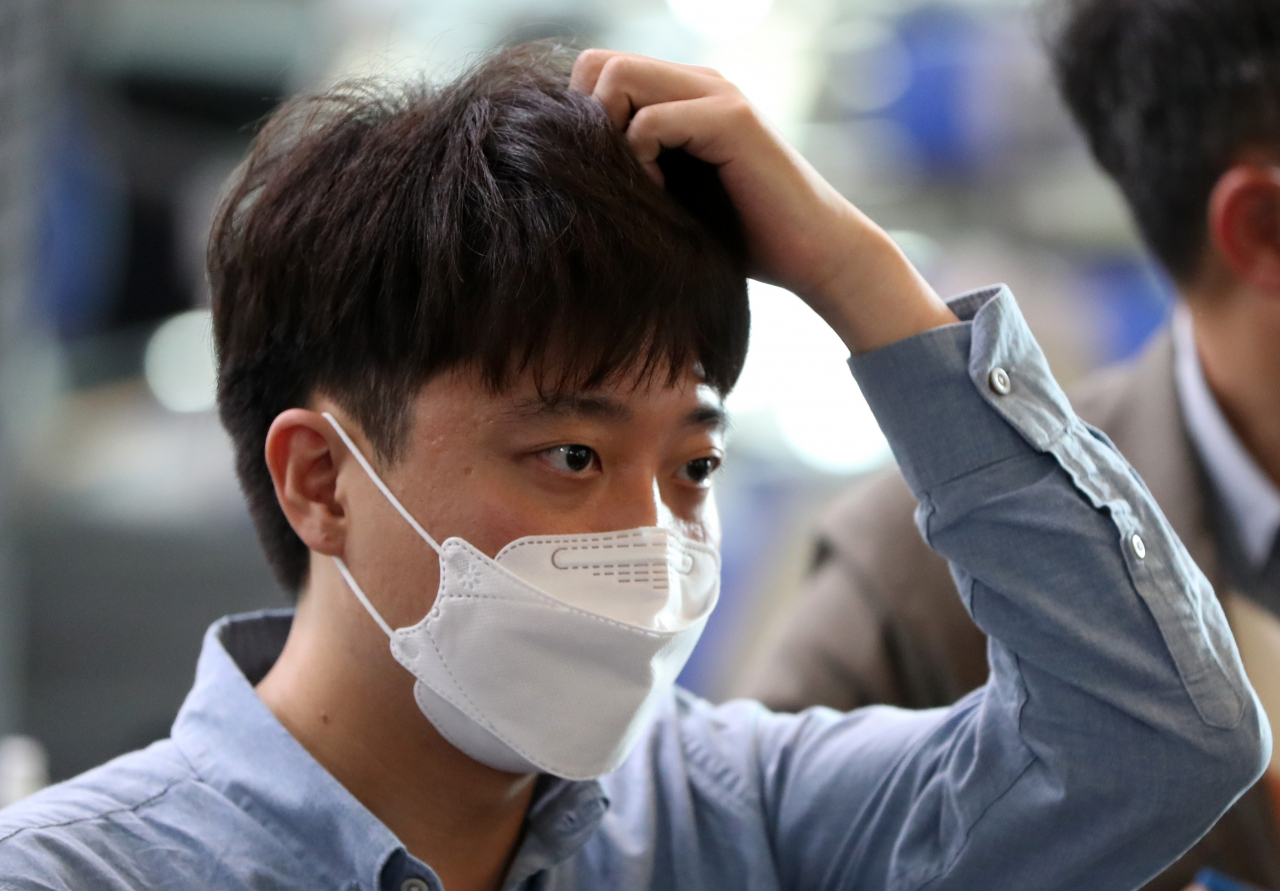 국민의힘 이준석 대표가 14일 강원 원주시의 한 체육관에서 열린 코로나19 피해 대책 마련을 위한 실내체육인 간담회에서 머리를 만지고 있다. [사진=연합]