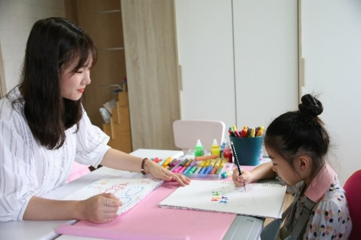 자란다 방문교사가 일대일로 미술수업을 진행하는 모습. 코로나19 재확산 이후 에듀테크 서비스로 교육, 돌봄 공백을 메우려는 이들이 많아졌다.[자란다 제공]