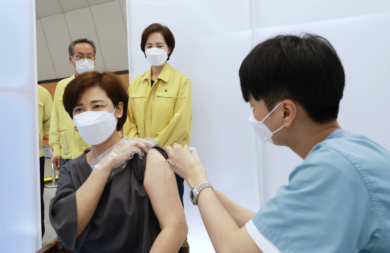 지난 16일 유은혜 사회부총리 겸 교육부 장관이 서울 강남구 예방접종센터를 찾아 학원 종사자의 백신 접종 상황을 점검하고 있다. 이 사진은 기사의 특정 내용과 아무 관련 없음. [연합]