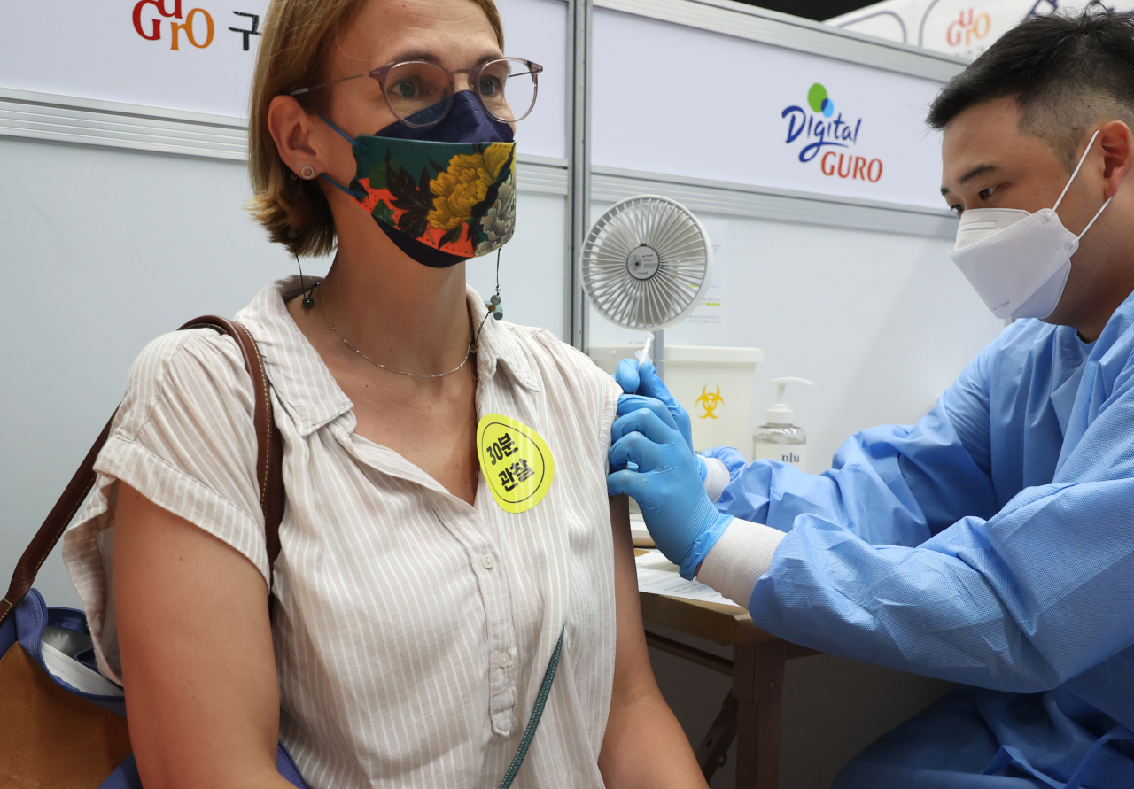 지난 15일 서울 구로구 백신접종센터에서 국제학교 교사가 코로나19 백신 접종을 받고 있다. [연합]