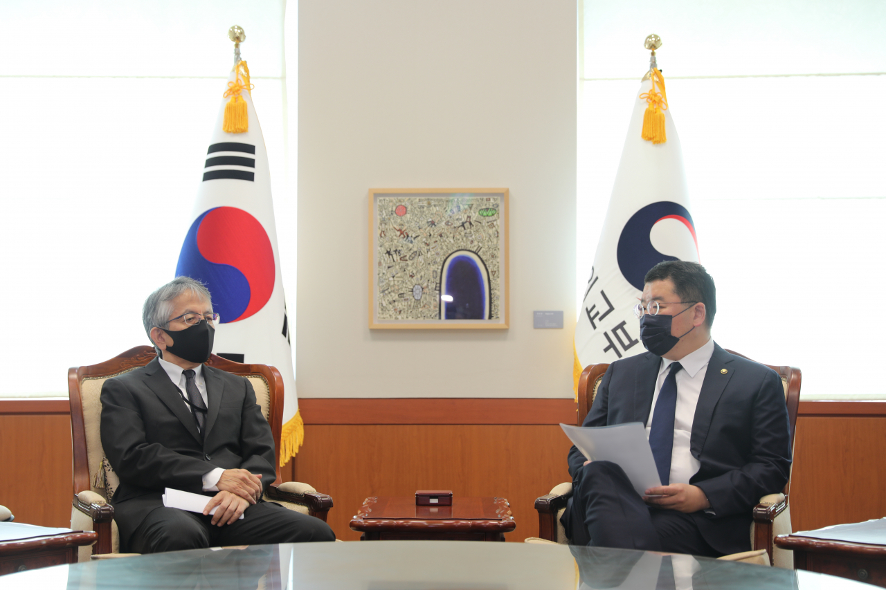 최종건(오른쪽) 외교부 제1차관이 17일 외교부 청사로 아이보시 고이치(相星孝一) 주한일본대사를 초치해 항의하고 있다. [외교부 제공]