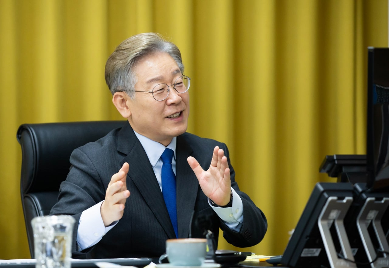 더불어민주당 대권주자인 이재명 경기지사가 지난 16일 오후 열린 온라인 2차 기자간담회에서 발언하고 있다. [연합]
