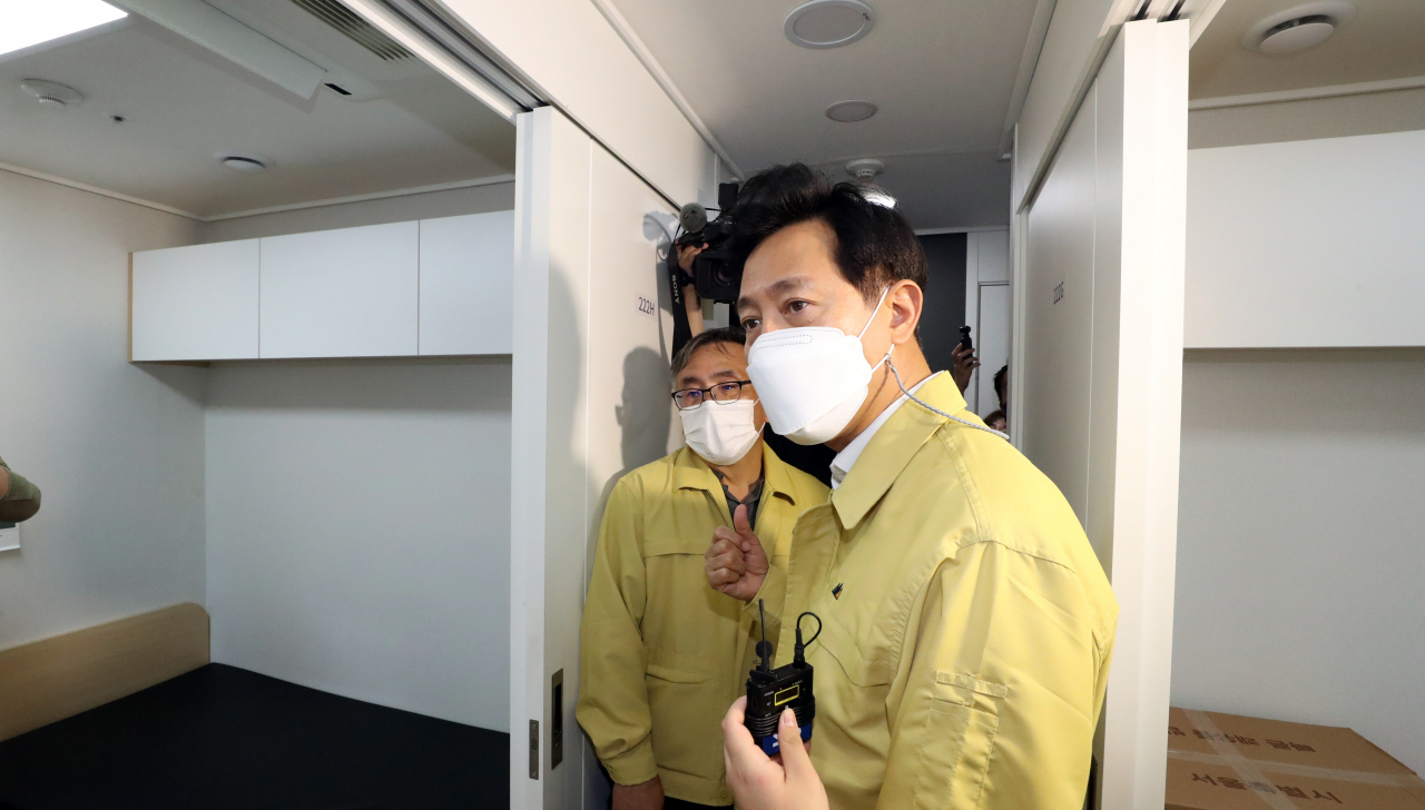 오세훈 서울시장이 17일 서울 동대문구 서울시립대에 만들어지는 생활치료센터를 방문해 관계자의 설명을 들으며 준비상황을 점검하고 있다. [연합]