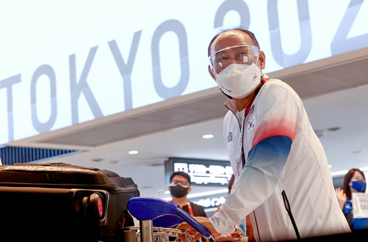 올림픽 축구대표팀 김학범 감독이 17일 일본 나리타 공항에 도착해 이동하고 있다. 연합뉴스