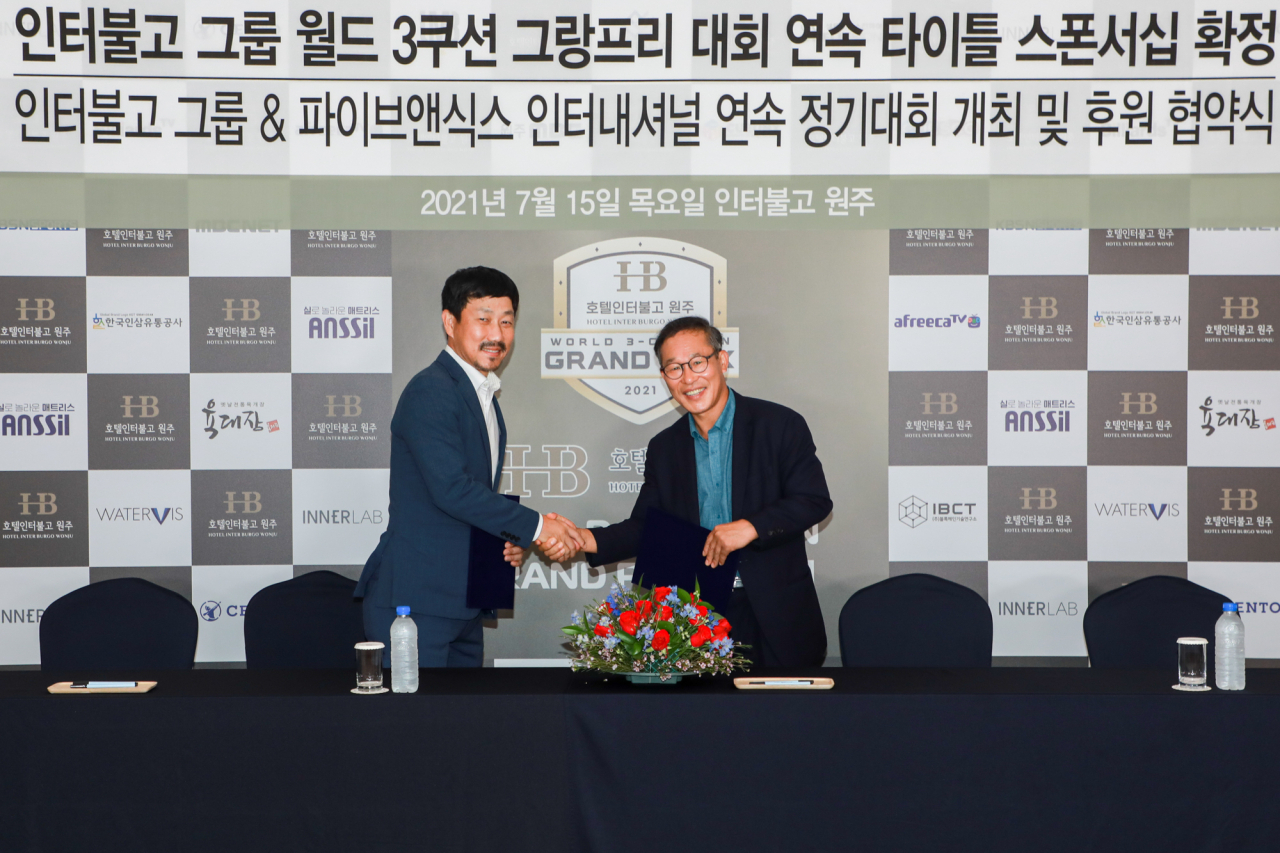 인터불고 그룹의 김삼남(오른쪽) 회장이 협약식에서 활짝 웃으며 파이브앤식스 오성규 대표와 악수를 나누고 있다. [파이브앤식스 제공]